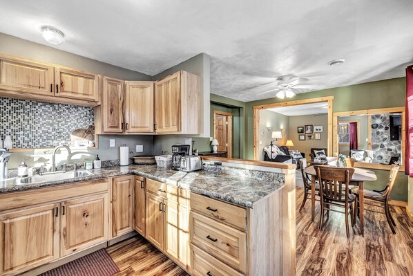 ثلاجة، ميكروويف، فرن، موقد طهي مسطح