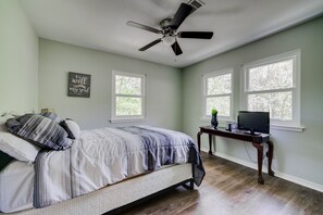 4 bedrooms, desk, free WiFi, bed sheets