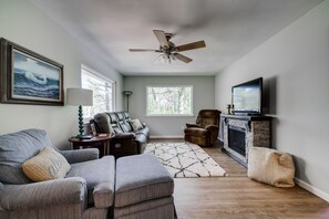 Smart TV, fireplace, ping pong, books