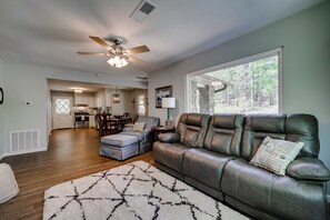 Smart TV, fireplace, ping pong, books