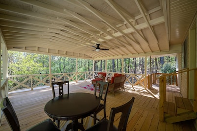 Lakeside Livin'-near Marina, Game Room, Wi-Fi, King Bed, Fire Pit, Huge Balcony