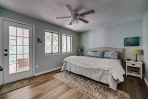 4 bedrooms, desk, free WiFi, bed sheets