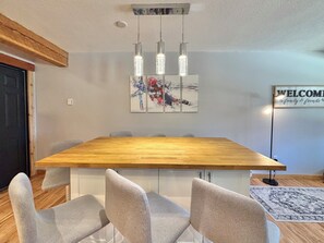 Meeting facility - Towering Firs Ski In/Ski Out Cozy Cabin (Beaverdell)