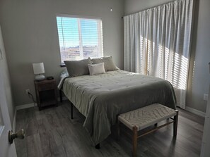 2 bedrooms, desk, iron/ironing board, travel crib - Beautiful property In Emmett! (emmett)