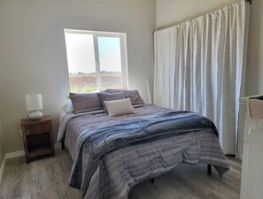 2 quartos, escrivaninha, ferros/tábuas de passar roupa