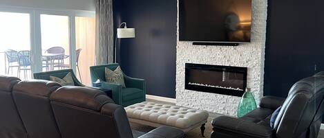 Een smart-tv, een open haard en een printer