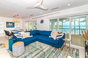 Apartamento, varias camas, patio, vistas a la playa | Sala de estar | Una televisión