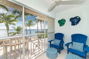 公寓式客房, 多张床, 露台, 海滩景观 | 客厅 | 电视