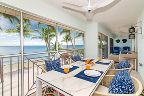 Apartamento, varias camas, patio, vistas a la playa | Balcón