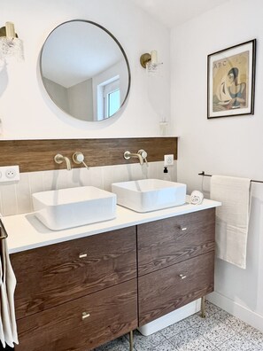 Douche, serviettes fournies, savon, papier toilette