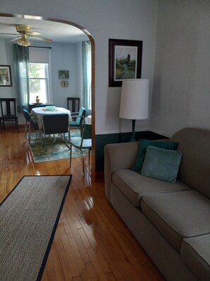 Smart-TV, Kamin, Bücher