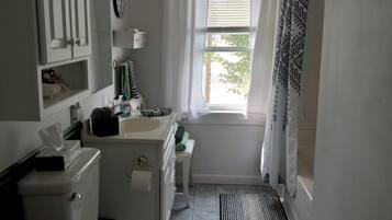 Duschwanne, Haartrockner, Handtücher, Seife