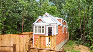 En liten stuga med en träveranda och en skylt med texten ”Cardinal Cabin”.