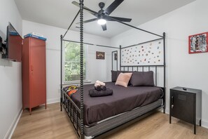 4 bedrooms, iron/ironing board, WiFi, bed sheets