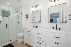 Bañera, secador de pelo, toallas, papel higiénico