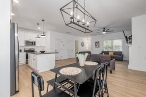 Interior - ★ NEW HOME w/KING BED ♥ HOT TUB in UPTOWN | SYLISH & FUN ★ (Charlotte)