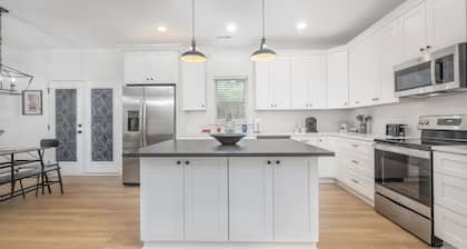 ★ NEW HOME w/KING BED ♥ HOT TUB in UPTOWN | SYLISH & FUN ★