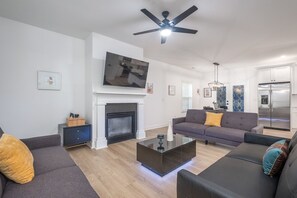 Smart TV - ★ NEW HOME w/KING BED ♥ HOT TUB in UPTOWN | SYLISH & FUN ★ (Charlotte)