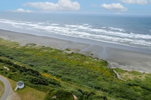 Tæt på stranden, liggestole, badehåndklæder