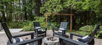 Cheerful coastal cottage w/hot tub - 2 min walk from the beach!