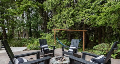 Cheerful coastal cottage w/hot tub - 2 min walk from the beach!