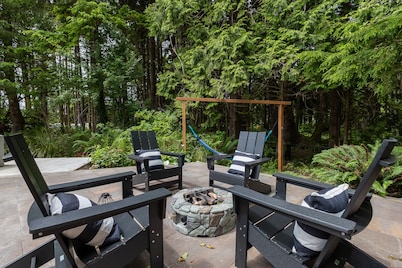 Cheerful coastal cottage w/hot tub - 2 min walk from the beach!