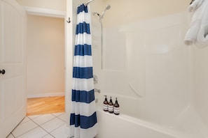 Ensemble baignoire-douche, séchoir à cheveux, serviettes fournies, savon