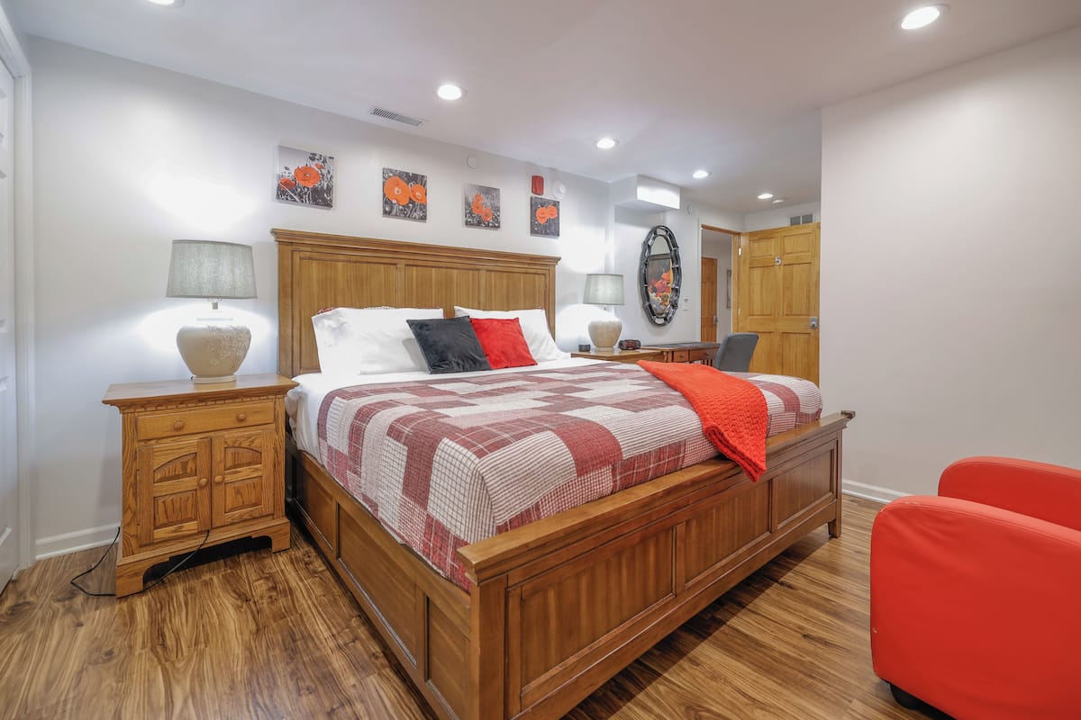 Comfort Room | 3 bedrooms, individually decorated, individually furnished, desk