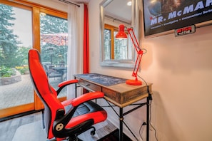 Deluxe Room, 1 King Bed, Patio, Courtyard View | Individually decorated, individually furnished, desk, laptop workspace - HARMONY INN (Huntley)