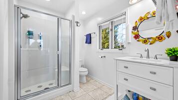 Panoramic Room, 1 Bedroom, Non Smoking, Courtyard View | Bathroom | Free toiletries, hair dryer, bathrobes, slippers