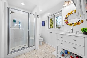 Panoramic Room, 1 Bedroom, Non Smoking, Courtyard View | Bathroom | Free toiletries, hair dryer, bathrobes, slippers - HARMONY INN (Huntley)