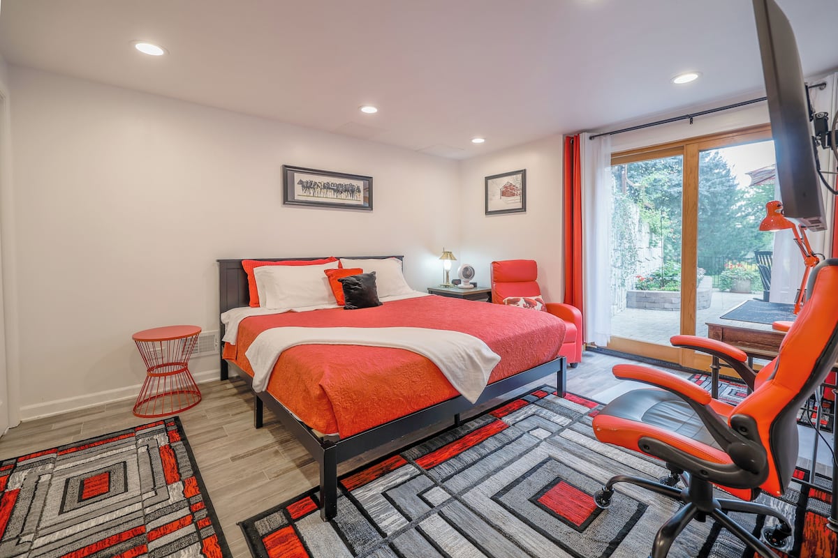 Deluxe Room, 1 King Bed, Patio, Courtyard View | 3 bedrooms, individually decorated, individually furnished, desk