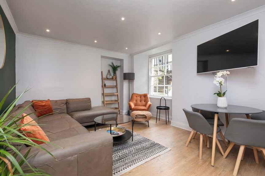 City Centre Apartment - 5 Minute Walk From The Old Town! - Edinburgh