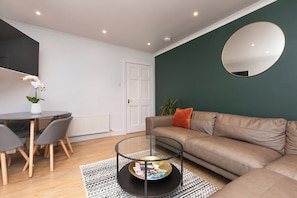 Flat-screen TV - Charming, newly renovated 2 bedroom apartment in the heart of the city (Newington)