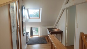 3 makuuhuonetta, työpöytä, silitysrauta/-lauta, vauvan matkasänky