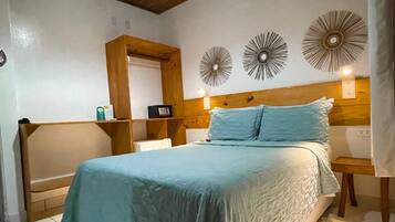 Quarto casal standard, vista parcial o pátio | Roupas de cama premium, camas com colchões pillow-top, frigobar