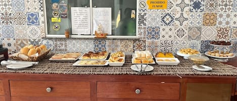包含每日当地美食早餐