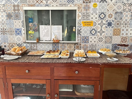 Desayuno con opciones de la cocina local incluido todos los días