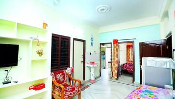 2 bedrooms, iron/ironing board, WiFi