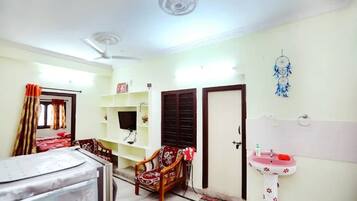 2 bedrooms, iron/ironing board, WiFi