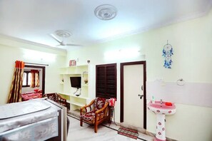 2 bedrooms, iron/ironing board, WiFi