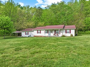 Exterior - The Highland Hideaway, perfect for family getaways (Piercetown)