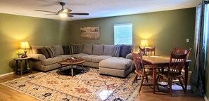 Smart TV, video games, foosball, books - The Highland Hideaway, perfect for family getaways (Piercetown)