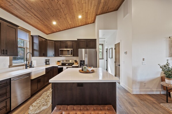 冰箱、微波炉、烤箱、炉灶