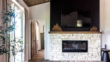 Smart TV, chimenea, videojuegos y libros