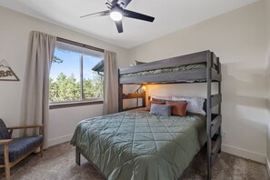 2 bedrooms, desk, travel cot, free WiFi