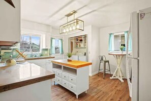 冷蔵庫、電子レンジ、オーブン、コンロ