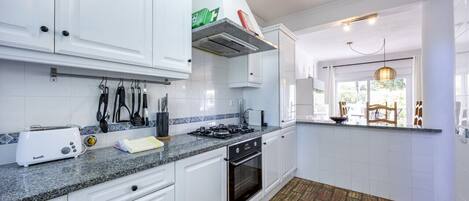 Frigorífico, microondas, horno y placa de cocina