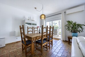 Dining - Stamango · Villa Stamango (Luz)