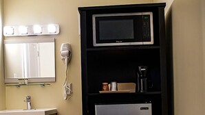 Desk, laptop workspace, iron/ironing board (on request), free WiFi - Skyland Motel Inn & Suites (Huntsville)